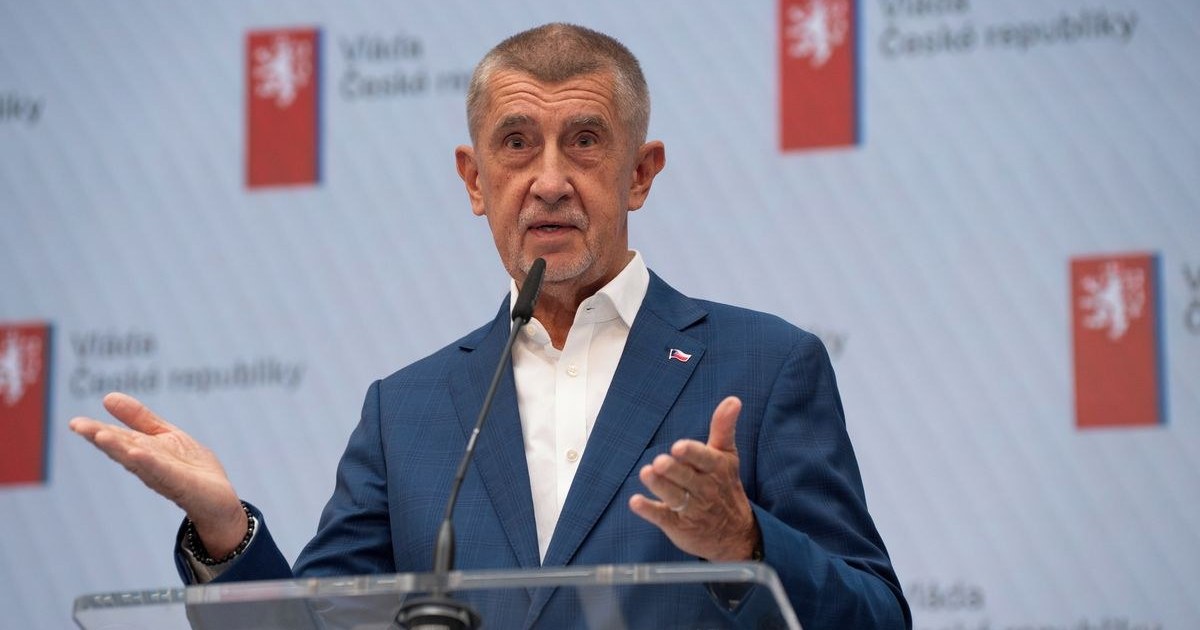 Sněmovna začne v září projednávat zmrazení platů politiků