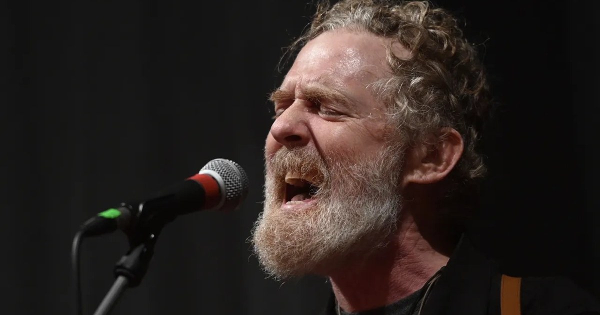 Při dopravní nehodě zemřel irský zpěvák Glen Hansard