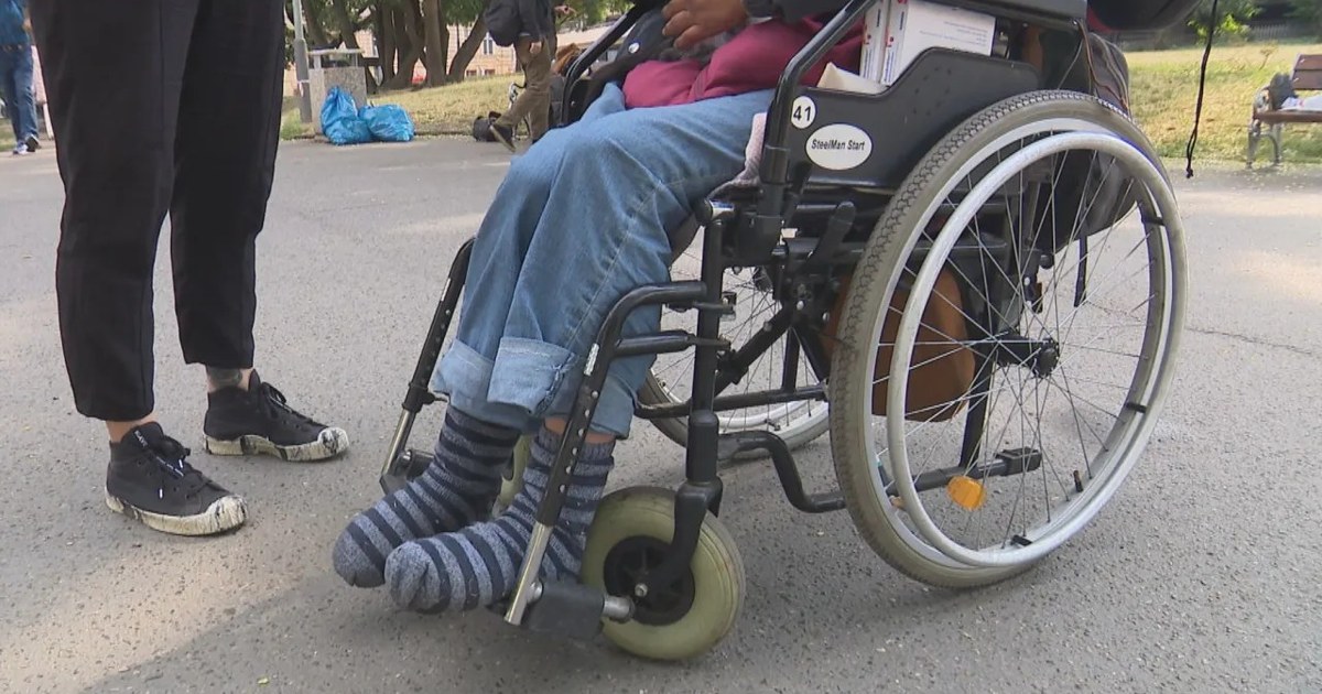 Na ulici přibývá lidí bez domova na vozíku, chybí pro ně bezbariérová péče