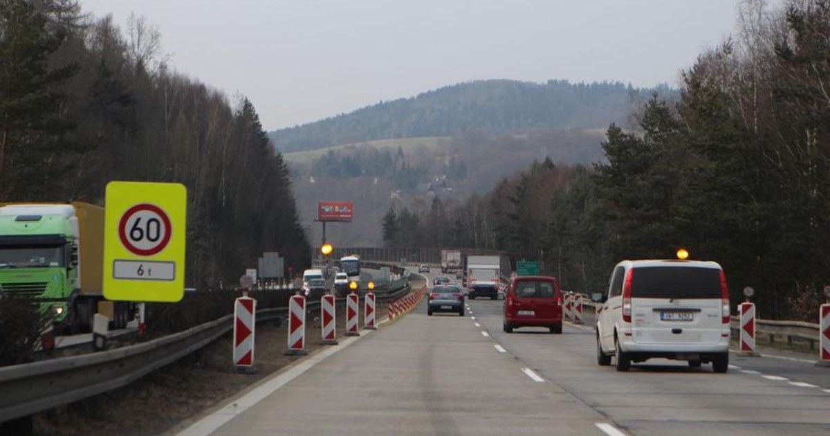 Nehoda tří vozidel uzavřela D1 na Benešovsku, zranili se čtyři lidé