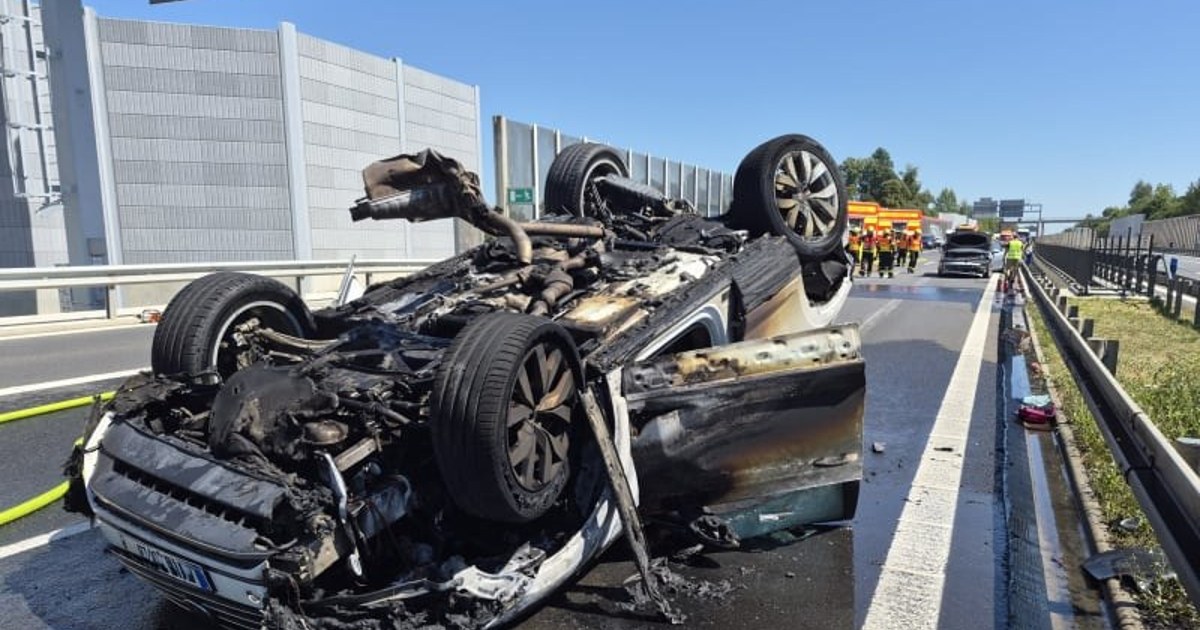 Nehoda tří aut zablokovala D1 u Ostravy, dvě vozidla začala hořet