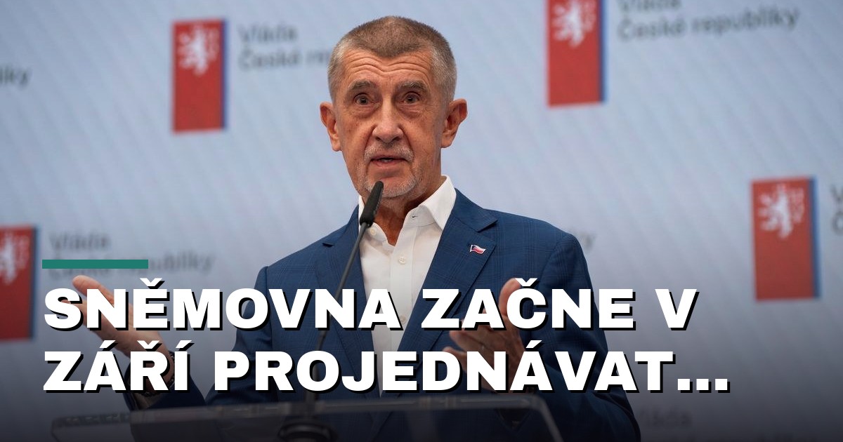 Sněmovna začne v září projednávat zmrazení platů politiků
