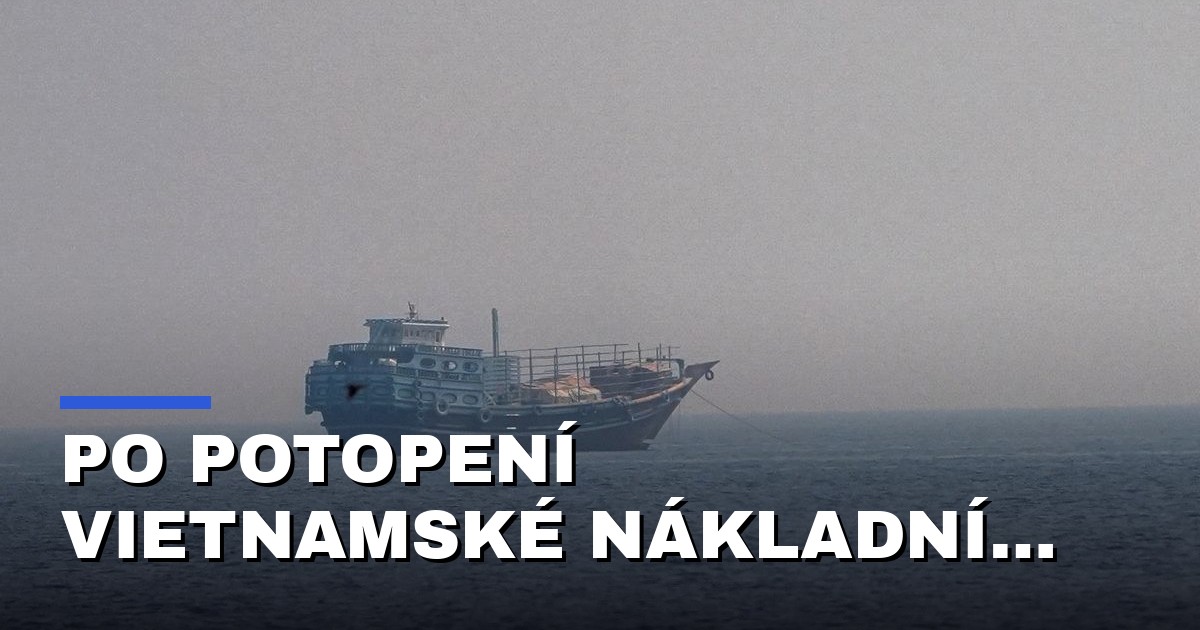 Po potopení vietnamské nákladní lodi pátrají v Jihočínském moři po 17 lidech